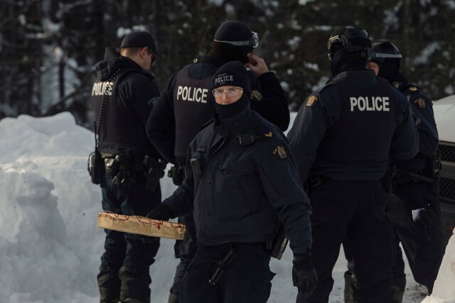 RCMP move into Wet'suwet'en territory to enforce injunction