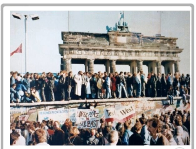 Derribo del muro de Berlín, final de la guerra fría.