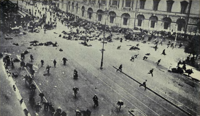 Viktor Bulla photographie des troupes gouvernementales tirant sur des manifestants à Saint-Pétersbourg
