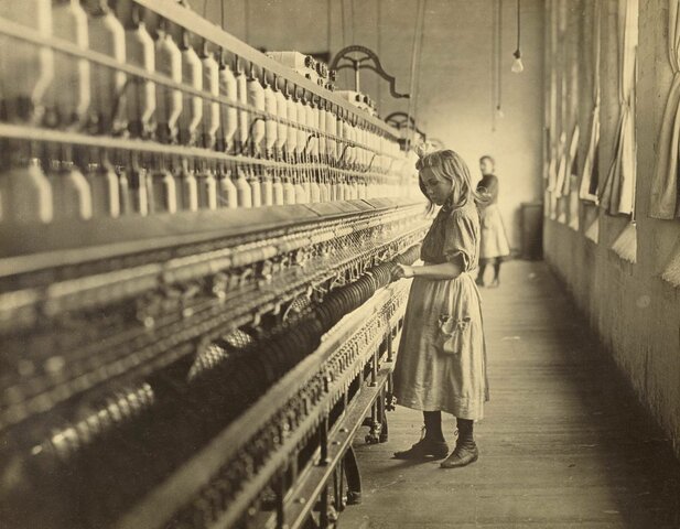Sadie Pfeiffer, fileuse de coton en usine, Lancaster, Caroline du Sud par Lewis Hine