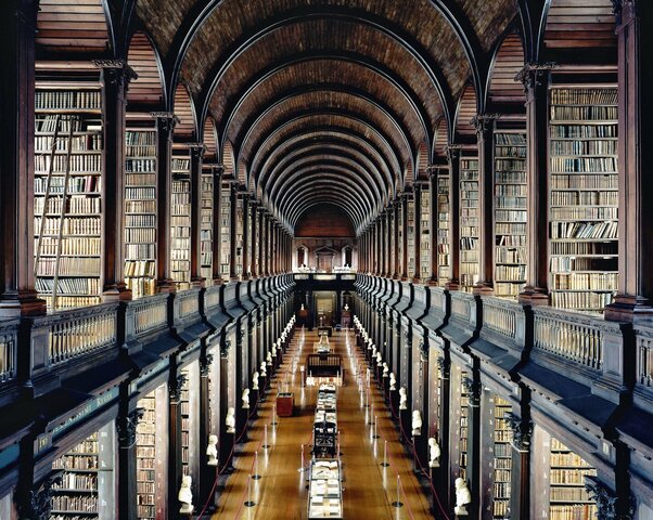 La bibliothèque de Trinity College par Candida Höfer