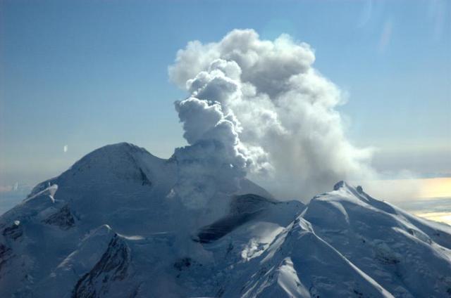 Mt. Redoubt Erupts