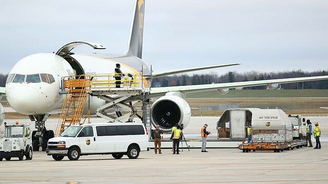 La fundación UPS transporta vacunas contra el COVID-19 vía aérea