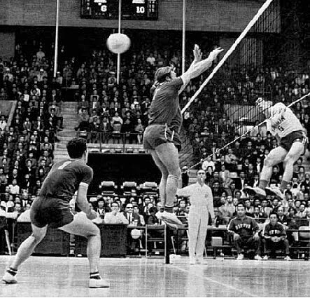 Demostración del vóleibol como deporte americano en Paris
