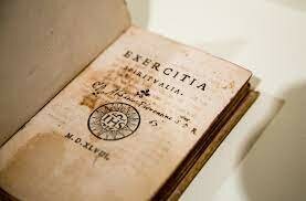 Se publica su primer libro