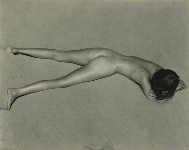Nue sur le sable par Edward Weston