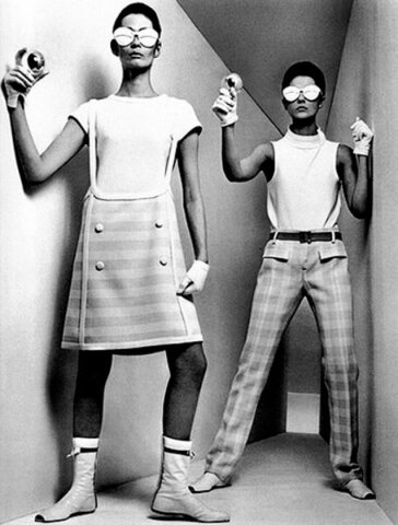 Isabella Albanico et modèle André Courrèges par William Klein