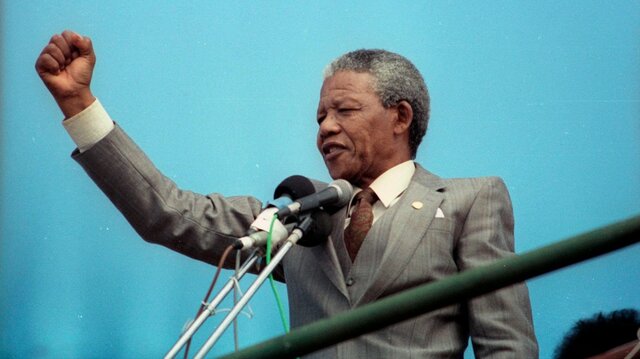 Mandela wird erster schwarzer Präsident Südafrikas