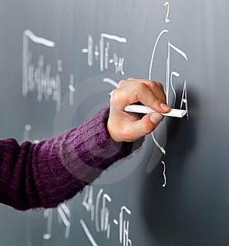 O QUADRO NEGRO. - O professor escocês James Pillans inventou o quadro- negro no século XVIII. Foi o primeiro grande salto da educação. Com isso foi possível colocar 70 pessoas em uma sala. Antes, você dava discurso para muitos, mas aula mesmo era para pou