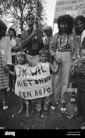 Gran Población Infantil Con Carencia De Servicios Basicos