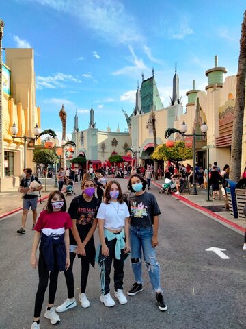 Vaig a la Warner amb les meus amigues