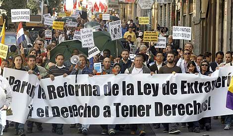 Un millar de personas marchan en defensa de los inmigrantes