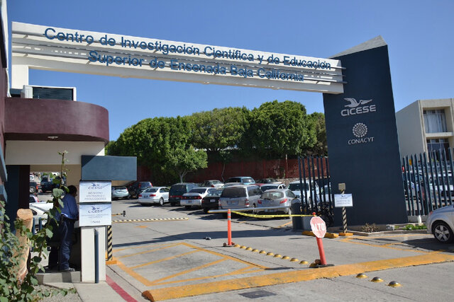 Se fundan quince centros e institutos de investigación.