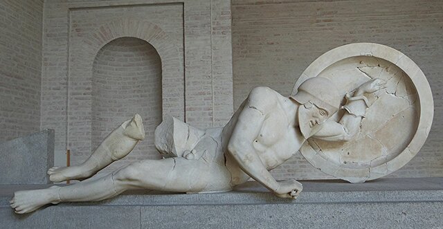 Guerrier à terre du fronton est du temple d'Aphaia