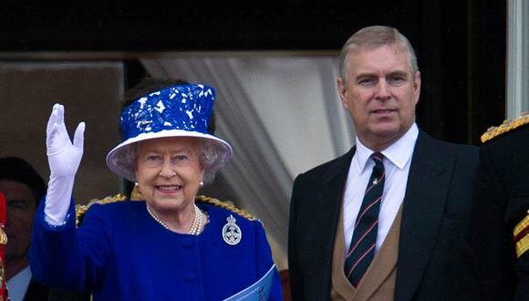 Elizabeth II strips her son all military titles