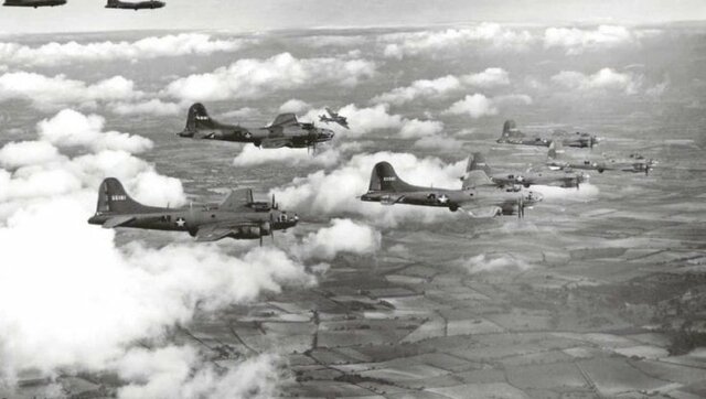 I bombardieri britannici devastano Genova