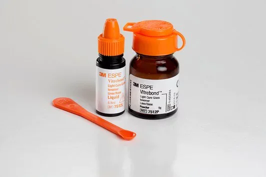 Ionómero de vidrio modificado con resina