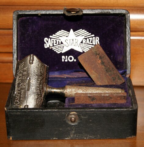 Primera maquinilla para afeitar