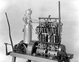 Nikolaus August Otto construyó el primer motor de gasolina de la historia, de cuatro tiempos, que en 1885 Karl Benz utilizaría en sus primeros prototipos de automóviles.