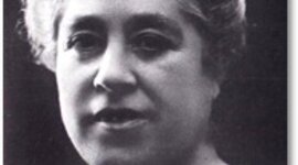 Timeline: Autor: Caterina Albert i Paradís, coneguda pel seu nom de ploma Víctor Català, una de les escriptores fonamentals de la literatura catalana del segle XX.  Gènere: Modernisme. Obra: la seva obra més coneguda és Solitud, entre 1904 i el 1905.