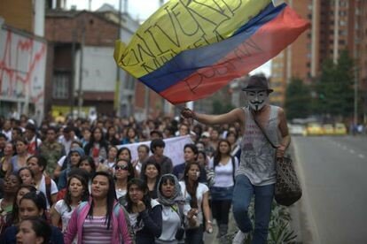 MILES DE ESTUDIANTES TOMAN LAS CALLES PARA EXIGIR UNA EDUCACIÓN MEJOR EN COLOMBIA