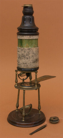 Microscopio sujeto con un trípode.