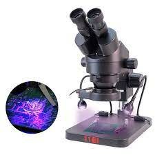 Microscopio de luz ultravioleta.