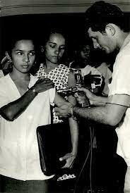 Vacinação e a revacinação obrigatórias contra a varíola.