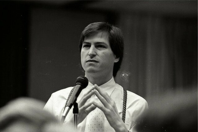 Jobs es despdido de su cargo como jefe de Apple