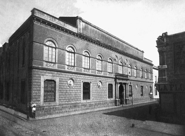Se fundo la Academia de las Nobles Artes de San Carlos, esta para la enseñanza de la pintura, escultura y arquitectura, constituyeron el antecedente de la institucionalización novohispana de las ciencias y artes en Mexico.