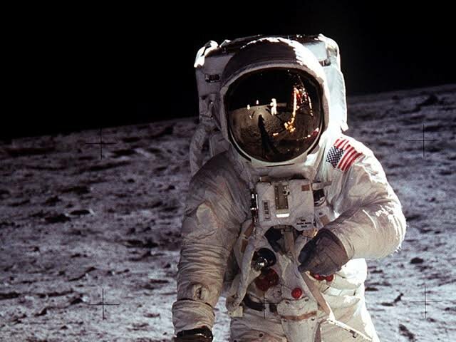 El hombre llega a la Luna.