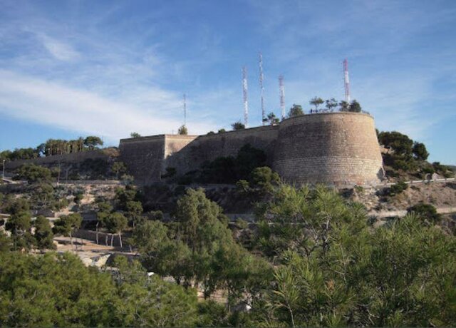 Edificación castillo de San Fernando.