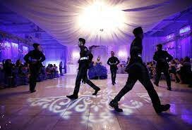 Me gustaba bailar y participe en varios XV como bailarín