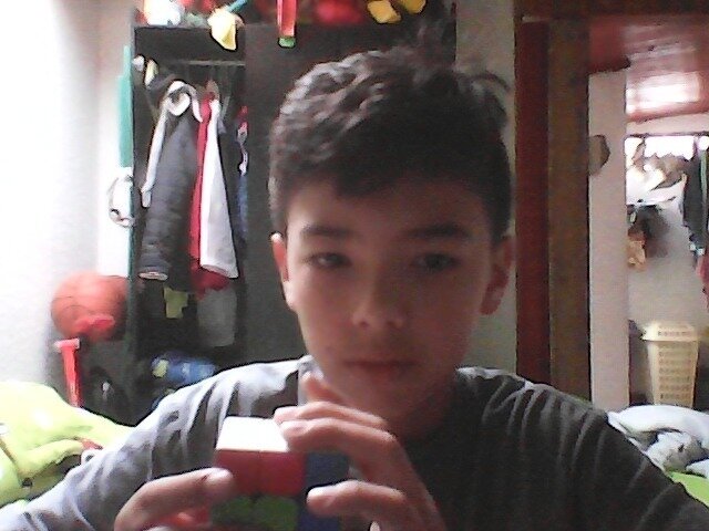 yo armando el cubo de Rubik Bogotá Colombia