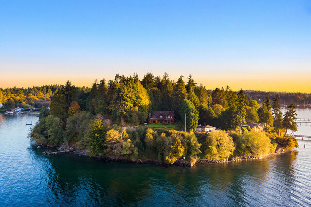 Back at the mansion, Rainsford wins the game