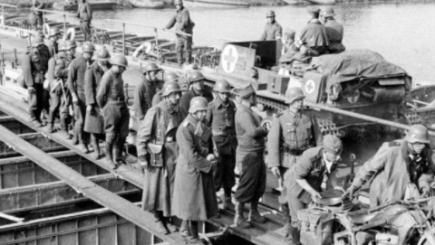 British and French troops evacuate Dunkirk