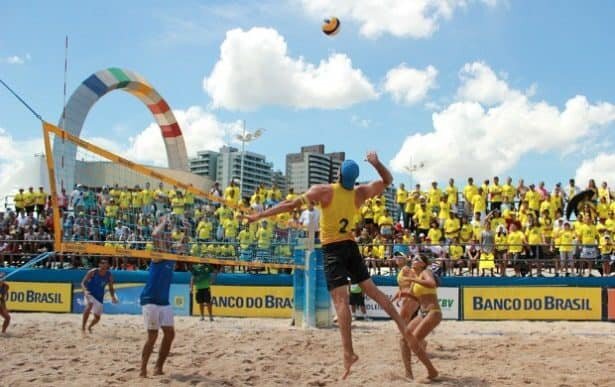 El Voley Playa es admitido como deporte olímpico.