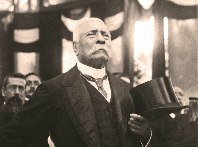 Porfirio Díaz decreta la "Ley del petróleo"