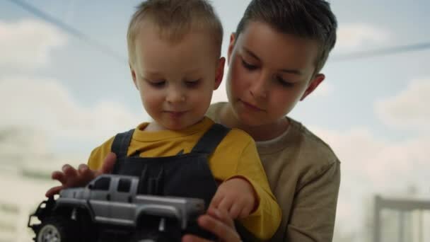 Quand j'étais petite, je m'occupais et jouais avec mon petit frère