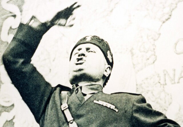 mussolini tar makten i Italia