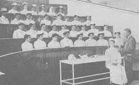 CAPACITACIÓN DE ENFERMERAS NORTEAMERICANAS EN EL HOSPITAL DE SALUBRIDAD Y ASISTENCIA.