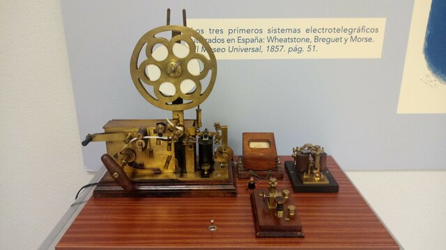 línea de comunicación telegráfica