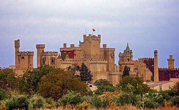 Els reis de Navarra van fer un acostament diplomàtic a França, amb la qual s’estava en guerra. Ferran II ho va prendre com a excusa per a envair-la i incorporar-la a la Corona de Castella, encara que mantingué les seues lleis i institucions de govern.