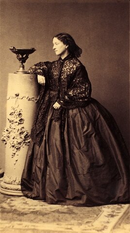 Jeanne Villepreux-Power created the glass aquarium.