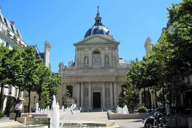 Estudió teología y literatura