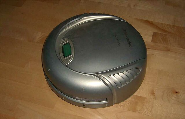 Primo robot aspirapolvere-