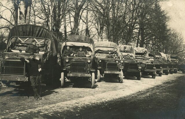 Austin 7, Bugatti Type 35, Cadillac con Motor V16