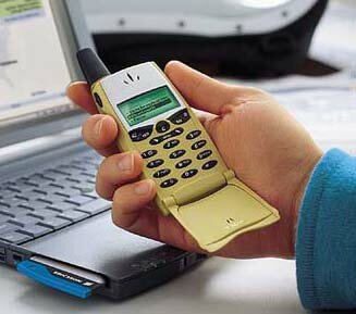 2000: primer teléfono bluetooth