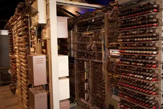 ENIAC (Eletronic Numerical Interpreter and Calculator)