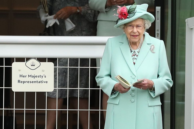 Mätový kabátik, kvetinové šaty a klobúk zdobený nápadnými ružovými kvetmi (KJ)